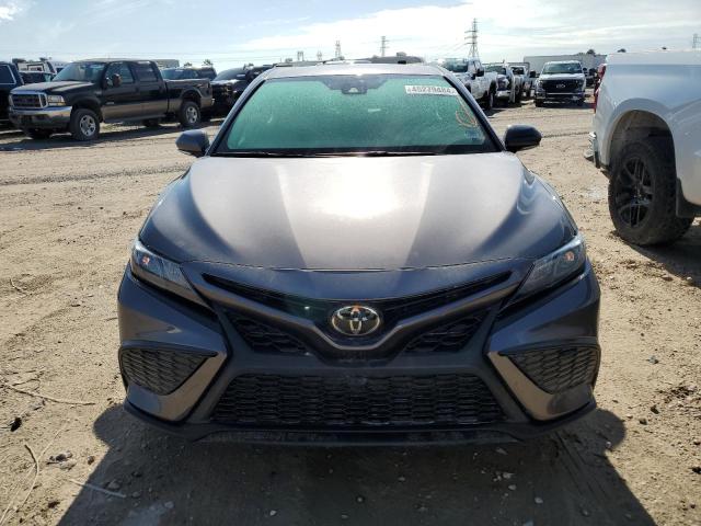 4T1G11AK1NU667530 - 2022 TOYOTA CAMRY SE GRAY photo 5