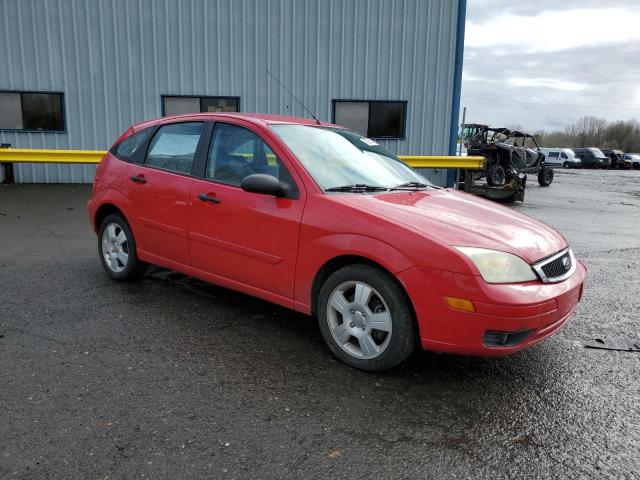 3FAFP37N35R152375 - 2005 FORD FOCUS ZX5 RED photo 4