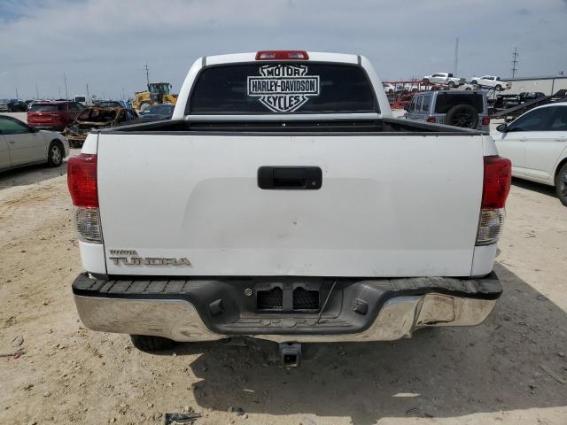 5TFEY5F13AX097389 - 2010 TOYOTA TUNDRA CREWMAX SR5 WHITE photo 6