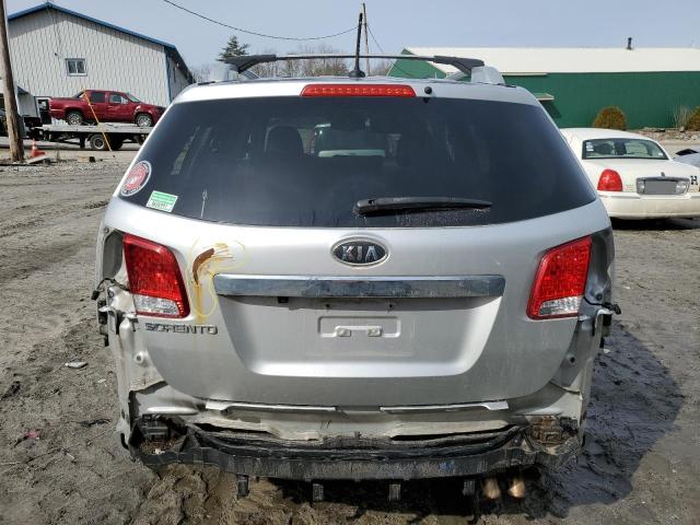 5XYKT3A61CG261110 - 2012 KIA SORENTO BASE SILVER photo 6