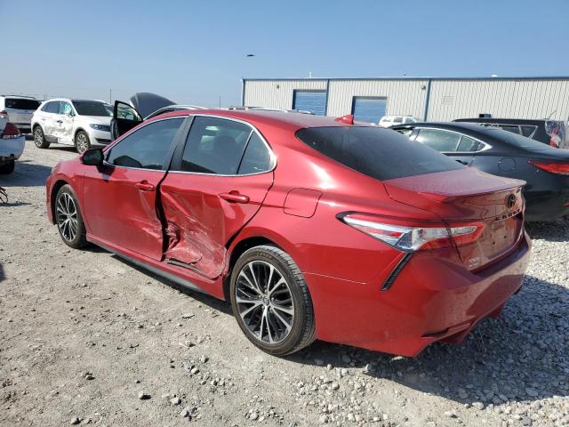 4T1G11AK8LU351703 - 2020 TOYOTA CAMRY SE RED photo 2