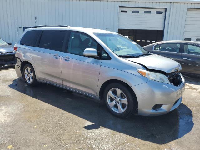 5TDKK3DC6GS705322 - 2016 TOYOTA SIENNA LE SILVER photo 4