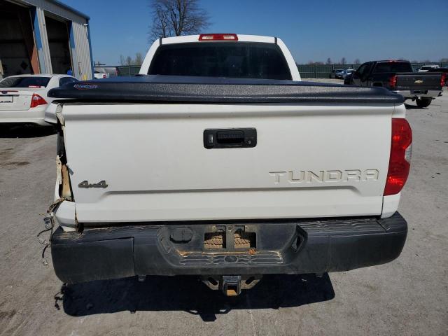 5TFUM5F12JX078016 - 2018 TOYOTA TUNDRA DOUBLE CAB SR/SR5 WHITE photo 6