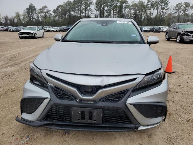 4T1G11AK8MU589889 - 2021 TOYOTA CAMRY SE SILVER photo 5