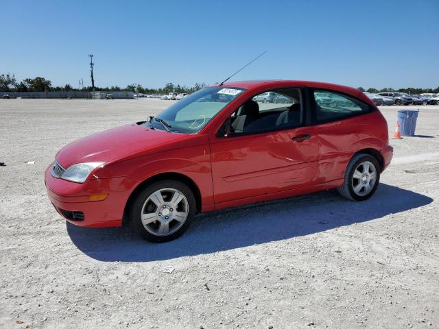 3FAFP31N55R132783 - 2005 FORD FOCUS ZX3 RED photo 1