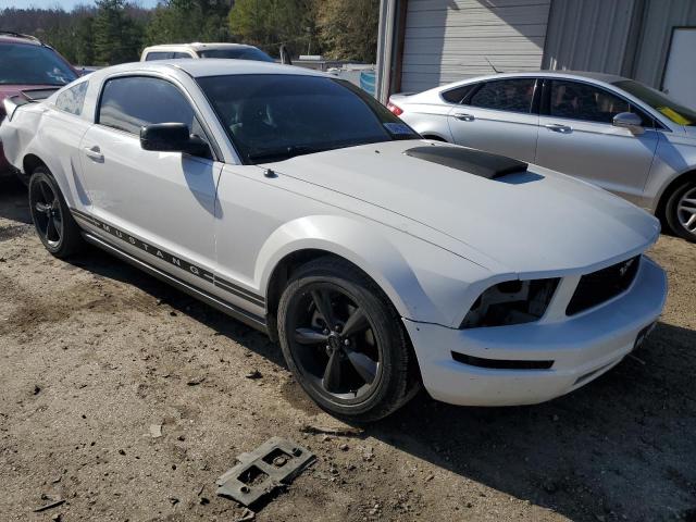 1ZVFT80N165261058 - 2006 FORD MUSTANG WHITE photo 4