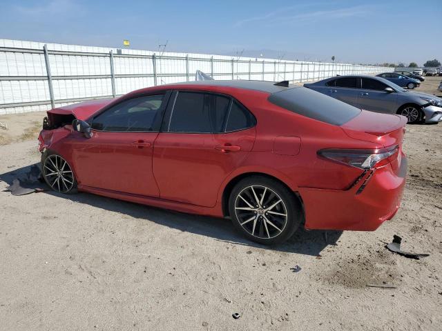 4T1T11BK2MU032229 - 2021 TOYOTA CAMRY SE BURGUNDY photo 2