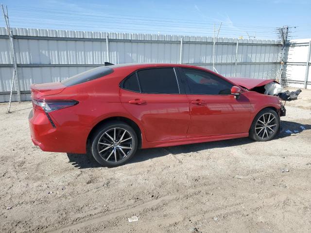 4T1T11BK2MU032229 - 2021 TOYOTA CAMRY SE BURGUNDY photo 3