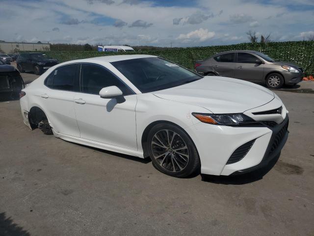 4T1G11AK7LU381825 - 2020 TOYOTA CAMRY SE WHITE photo 4