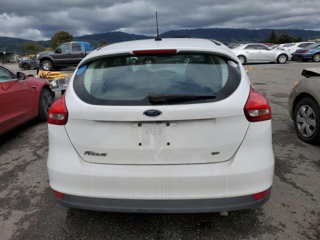 1FADP3K22FL281969 - 2015 FORD FOCUS SE WHITE photo 6