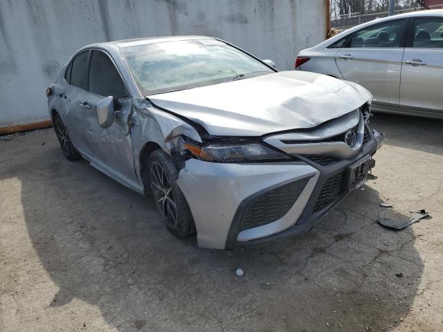 4T1T11BK2RU108698 - 2024 TOYOTA CAMRY SE NIGHT SHADE SILVER photo 4