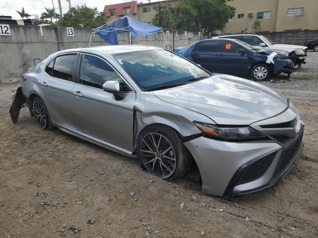 4T1G11AK3MU612088 - 2021 TOYOTA CAMRY SE SILVER photo 4