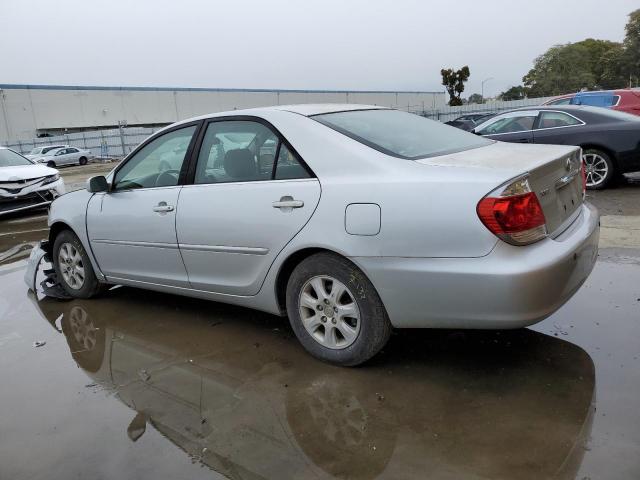 JTDBF30K850158507 - 2005 TOYOTA CAMRY LE SILVER photo 2