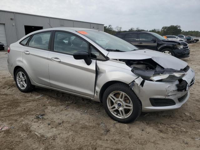 3FADP4BJXJM131824 - 2018 FORD FIESTA SE SILVER photo 4