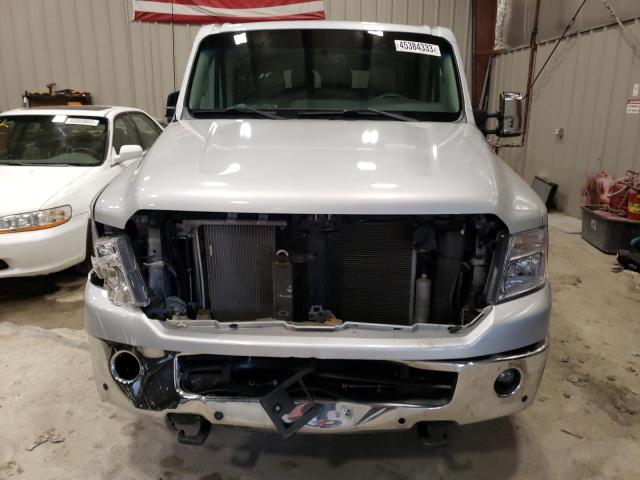 5BZAF0AA5FN851975 - 2015 NISSAN NV 3500 S SILVER photo 5