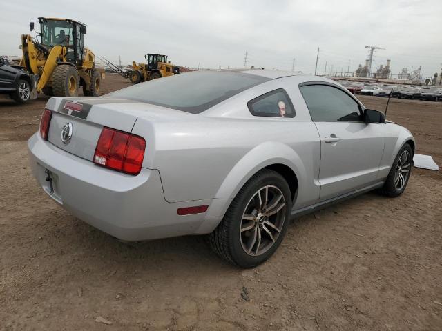 1ZVFT80N575337303 - 2007 FORD MUSTANG SILVER photo 3