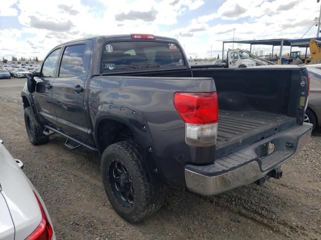 5TFDW5F1XBX194415 - 2011 TOYOTA TUNDRA CREWMAX SR5 GRAY photo 2