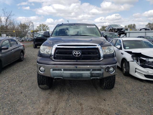 5TFDW5F1XBX194415 - 2011 TOYOTA TUNDRA CREWMAX SR5 GRAY photo 5