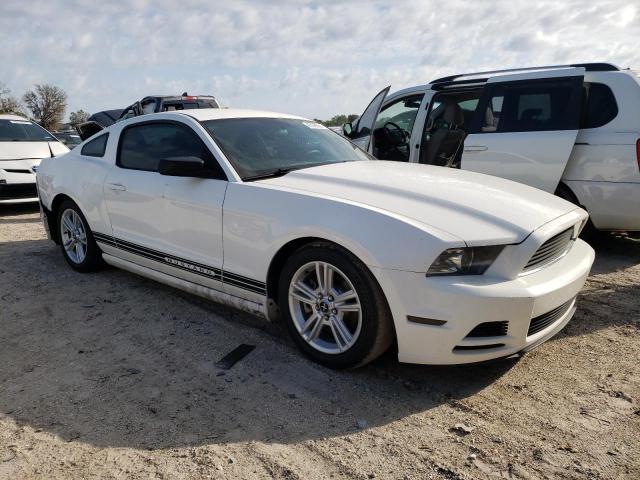 1ZVBP8AMXD5267804 - 2013 FORD MUSTANG WHITE photo 4