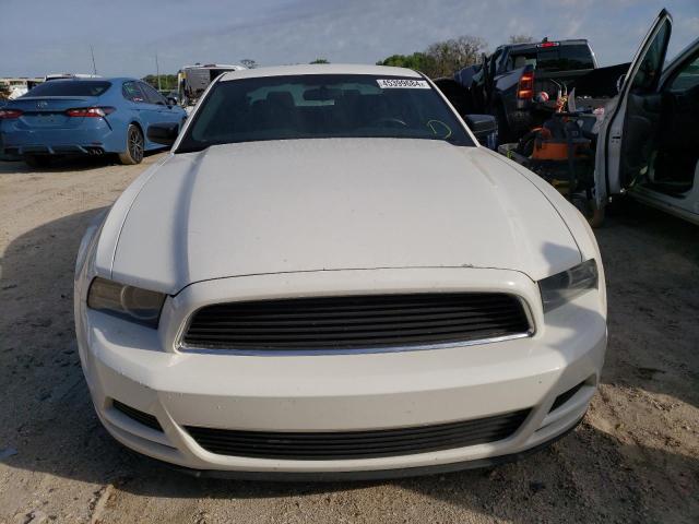 1ZVBP8AMXD5267804 - 2013 FORD MUSTANG WHITE photo 5