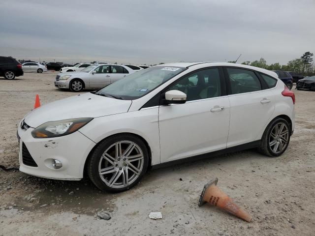 1FAHP3N28CL320427 - 2012 FORD FOCUS TITANIUM WHITE photo 1