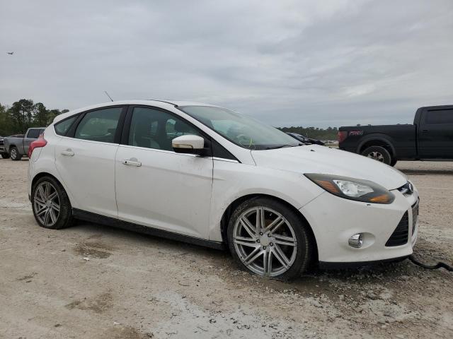 1FAHP3N28CL320427 - 2012 FORD FOCUS TITANIUM WHITE photo 4