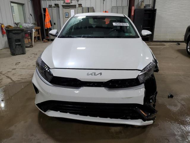 3KPF24AD3PE645580 - 2023 KIA FORTE LX WHITE photo 5