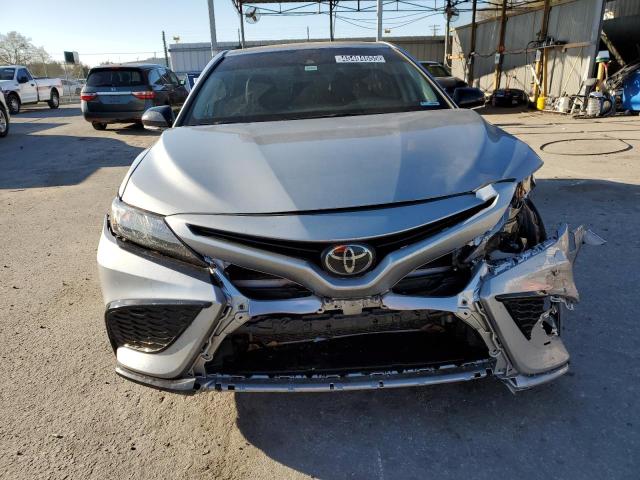4T1G11AK3PU821299 - 2023 TOYOTA CAMRY SE NIGHT SHADE SILVER photo 5