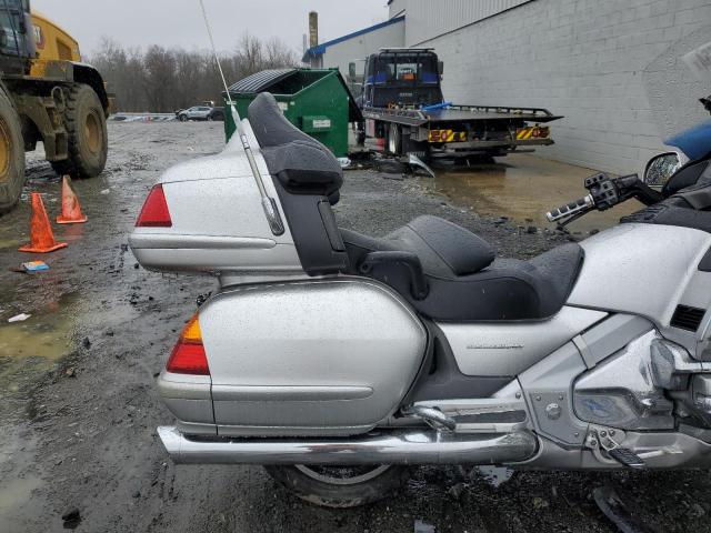 1HFSC47005A404257 - 2005 HONDA GL1800 SILVER photo 10