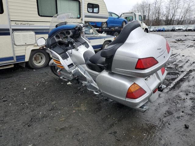 1HFSC47005A404257 - 2005 HONDA GL1800 SILVER photo 2