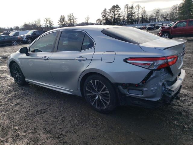 4T1B11HK4JU558702 - 2018 TOYOTA CAMRY L SILVER photo 2