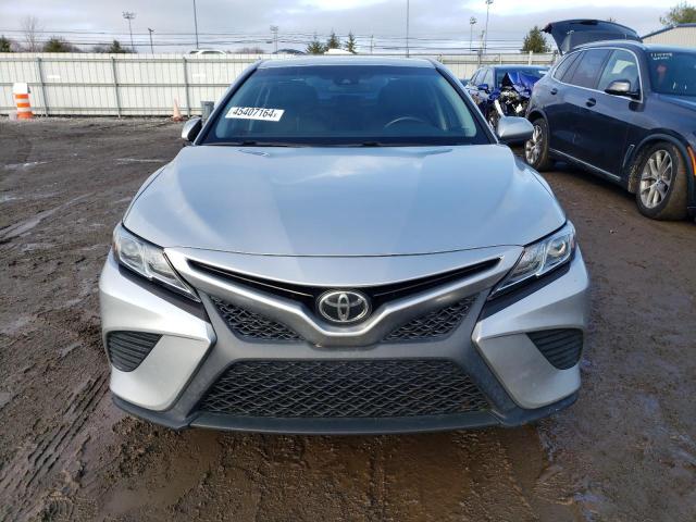 4T1B11HK4JU558702 - 2018 TOYOTA CAMRY L SILVER photo 5