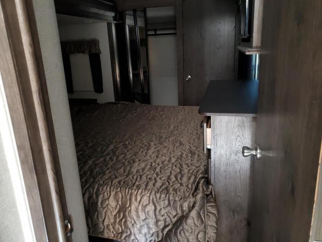 4YDF36529KA740476 - 2019 KEYSTONE MONTANA BEIGE photo 9