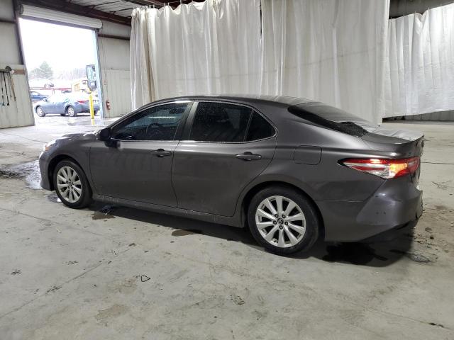 4T1B11HK2JU677820 - 2018 TOYOTA CAMRY L GRAY photo 2