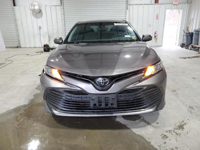 4T1B11HK2JU677820 - 2018 TOYOTA CAMRY L GRAY photo 5