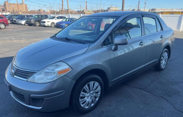 3N1BC11E88L365091 - 2008 NISSAN VERSA S GRAY photo 2