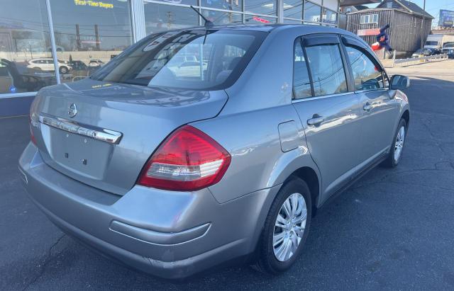 3N1BC11E88L365091 - 2008 NISSAN VERSA S GRAY photo 4