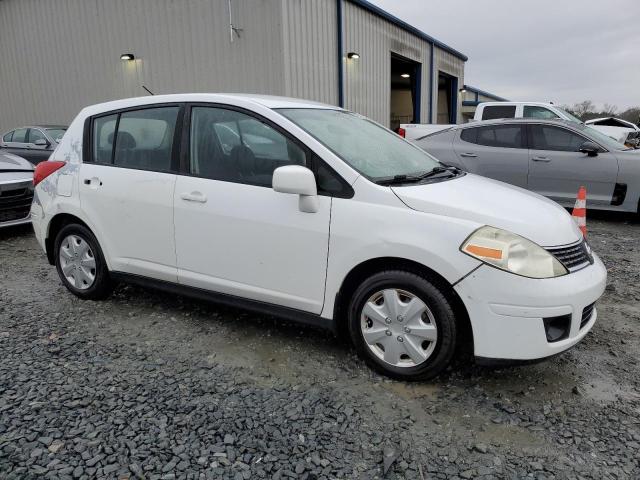 3N1BC13E18L407601 - 2008 NISSAN VERSA S WHITE photo 4