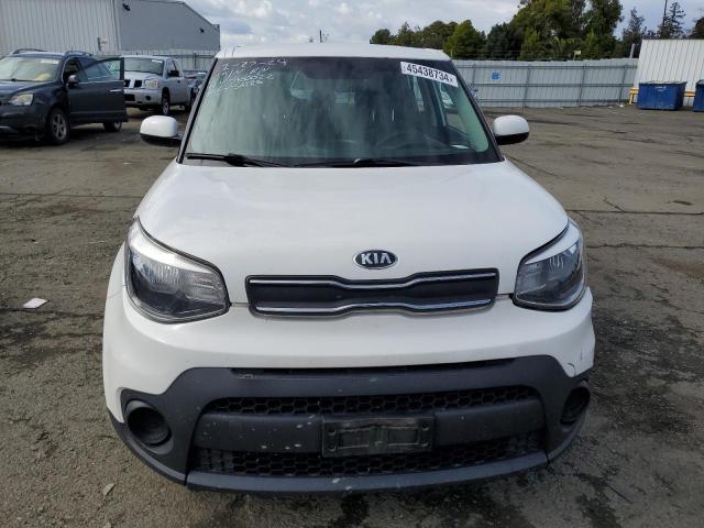 KNDJN2A20H7460022 - 2017 KIA SOUL WHITE photo 5