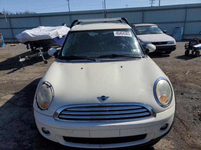 WMWML33579TP98586 - 2009 MINI COOPER CLUBMAN WHITE photo 5