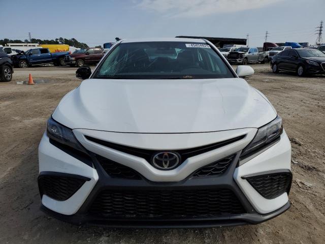 4T1G11AK3PU159871 - 2023 TOYOTA CAMRY SE NIGHT SHADE WHITE photo 5