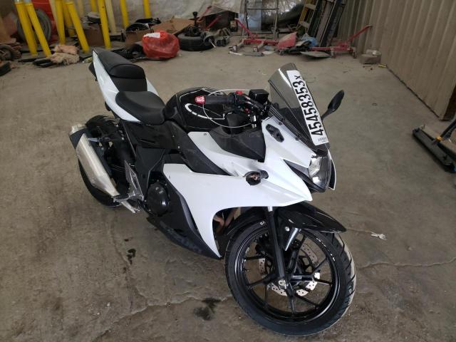 LC6DN11A6J1100692 - 2018 SUZUKI GSX250R WHITE photo 1