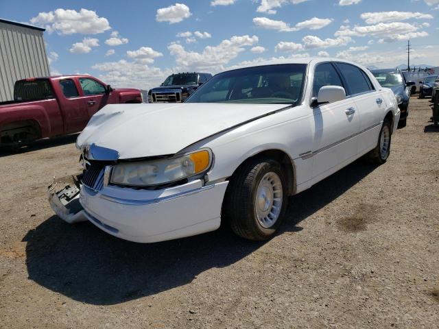 1LNFM81W4WY626821 - 1998 LINCOLN TOWN CAR EXECUTIVE WHITE photo 1