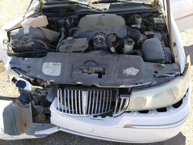 1LNFM81W4WY626821 - 1998 LINCOLN TOWN CAR EXECUTIVE WHITE photo 11