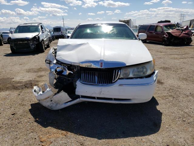 1LNFM81W4WY626821 - 1998 LINCOLN TOWN CAR EXECUTIVE WHITE photo 5