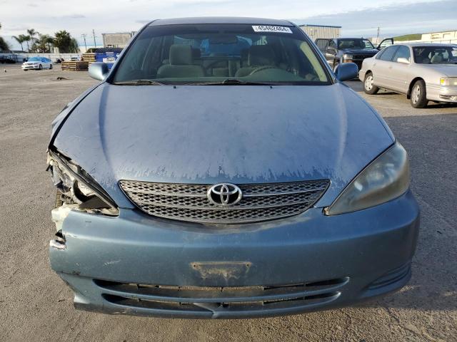 4T1BF30K32U521862 - 2002 TOYOTA CAMRY LE BLUE photo 5