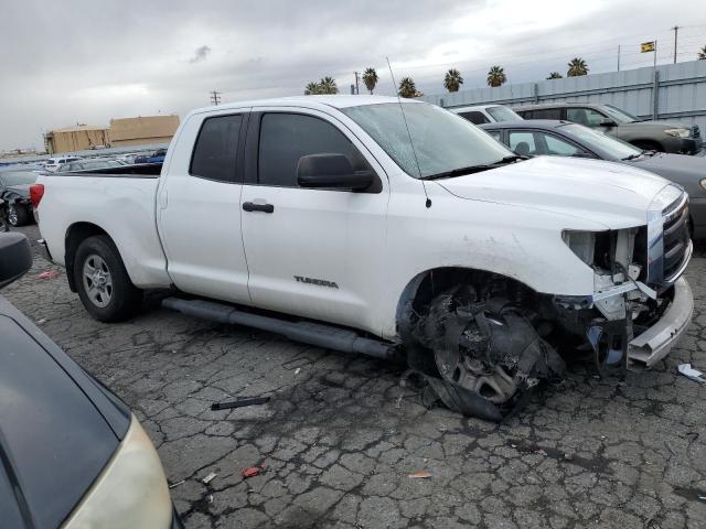 5TFRM5F1XDX060826 - 2013 TOYOTA TUNDRA DOUBLE CAB SR5 WHITE photo 4