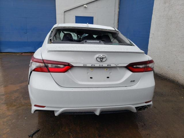 4T1G11AKXRU226095 - 2024 TOYOTA CAMRY SE NIGHT SHADE WHITE photo 6