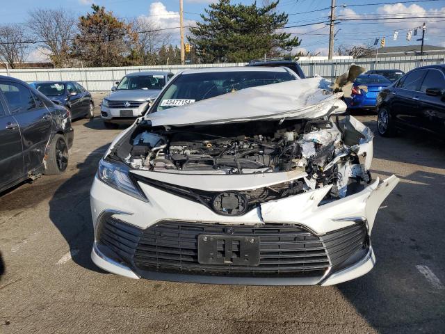 4T1F31AK1NU593435 - 2022 TOYOTA CAMRY XLE WHITE photo 5