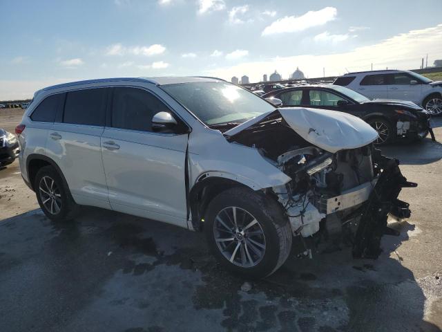 5TDKZRFH0JS538969 - 2018 TOYOTA HIGHLANDER SE WHITE photo 4